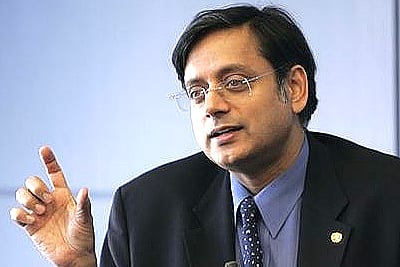 Mahatma Gandhi\'s \'gram raj\' vision unrealistic: Tharoor
