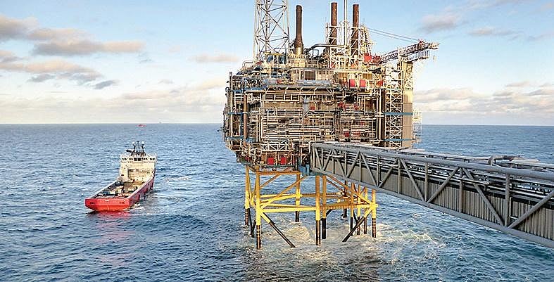 OECD oil stocks fall to lowest level since 1990: IEA