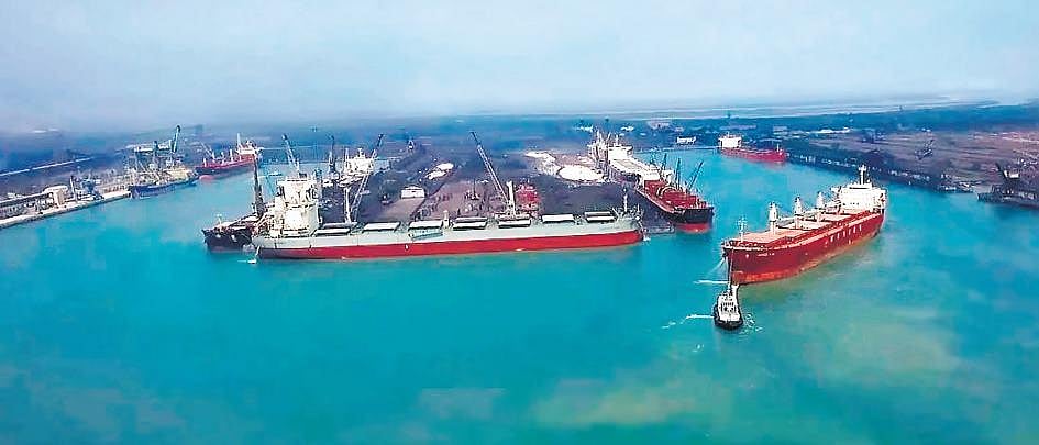Crane crash leaves vessel leaking at Odisha's Pradip port