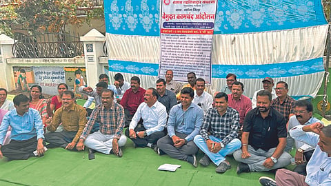 Tehsildar On Protest : राज्यात नायब तहसीलदारांचे बेमुदत कामबंद आंदोलन