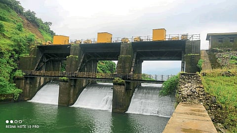 Dam 