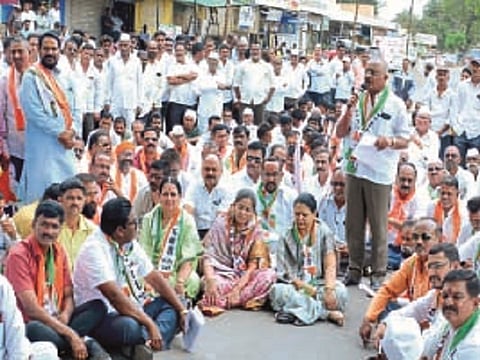 onion farmer protest