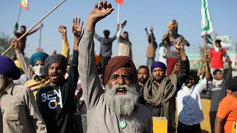 Delhi Farmers Protest : दिल्ली आंदोलनावर शेतकरी ठाम ; शेतकऱ्यांना रोखण्यासाठी सरकारची धावाधाव 