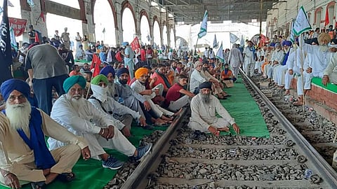Rail roko Agitation