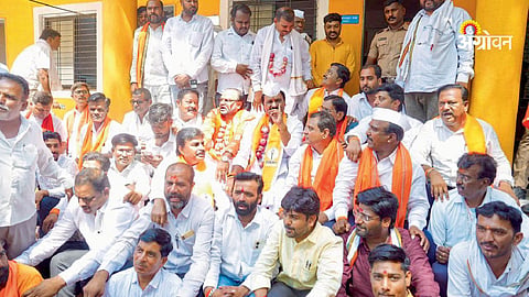 Shiv Sena protest for onion farmers in Maharashtra