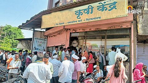 Farmers standing in queues for urea in Maharashtra