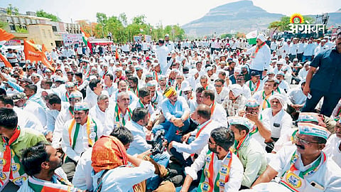 Onion growers protest against low market rates