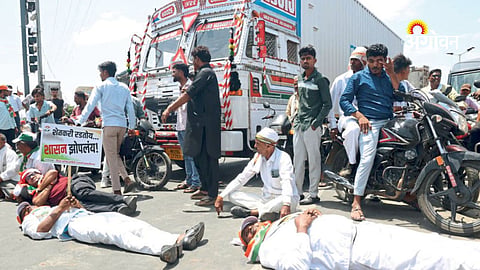 Congress protest against online fertilizer booking