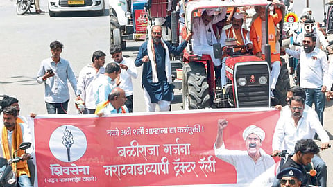 Protest at divisional commissioner office for farmers