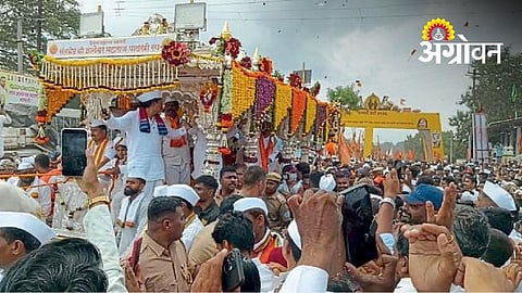 Devotees Welcome Dnyaneshwar Maharaj Palkhi in Satara
