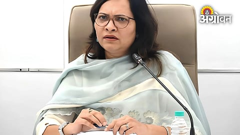 Divisional Commissioner  Sheetal Teli-Ugale directs officials on crop damage surveys