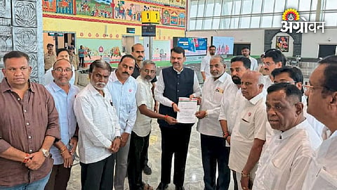 Raju Shetti submits memorandum to Maharashtra Chief Minister