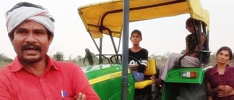‘लॉकडाउन’मध्ये कमाल... शेतकऱ्याच्या दोन्ही मुली शिकल्या ट्रॅक्टर चालवायला ! 