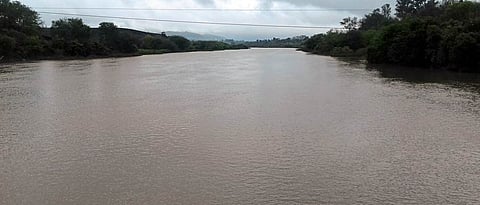 पावसामुळे इंद्रायणी नदी दुथडी भरुन वाहत आहे