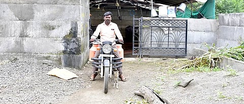 दूध विक्रीसाठी घेऊन जाताना रामेश्वर.
