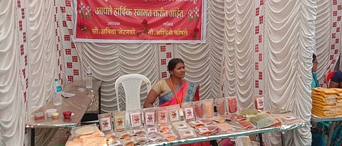 सावित्रीबाई फुले महिला बचत गटाने विविध उत्पादनांची विक्रीसाठी केलेली मांडणी.