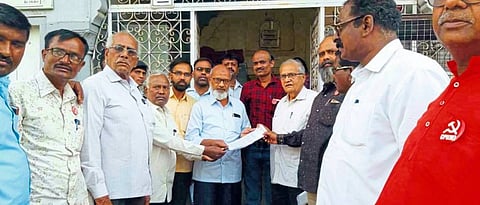 वक्फ बोर्डाच्या कार्यालयात मागण्यांबाबत निवेदन देताना किसान सभेचे पदाधिकारी व सदस्य. 