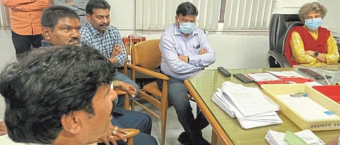 Shiv Sena's chain fast postponed after assurance of action