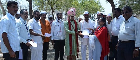 मतदानाचा टक्का वाढविण्यासाठी  प्रशासनाची लग्न सोहळ्यात जनजागृती