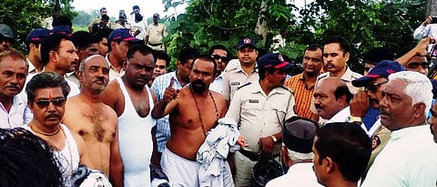 समृध्दी महामार्गाविरोधात शेतकऱ्यांचे अर्धनग्न आंदोलन
