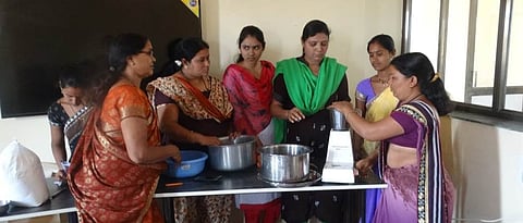 गटातील महिलांना विविध पदार्थ बनविण्याचे प्रात्यक्षिक देताना कीर्ती देशमुख.