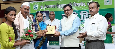 अकोला ः कृषी दिनाच्या सोहळ्यात पंढरीअप्पा गुंजकर यांचा सपत्नीक सत्कार करताना डॉ. व्ही. एम.भाले, डॉ. डी. एम. मानकर, डॉ. नागरे, डॉ. नागदेवे, डॉ. तायडे आदी.
