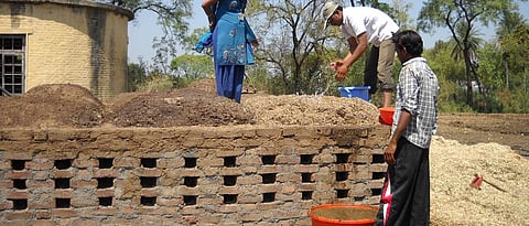 खत तयार करण्यासाठी योग्य पद्धतीने नाडेप टाकी भरावी.