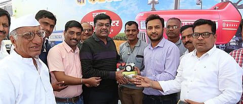 औरंगाबाद-स्वराज्य ट्रॅक्टर खरेदी करणारे डाॅ. अनिरुद्ध रामलोंढे यांना चावी देताना संजय वरकड. 