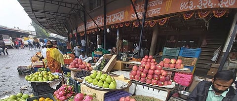 आठवडी बाजार बंदचा  भाजीपाला उत्पादकांना फटका Weekly market closure Vegetable growers hit