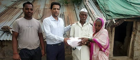 यशवंत खडांगळे यांना मदत देताना प्रशांत बिराजदार