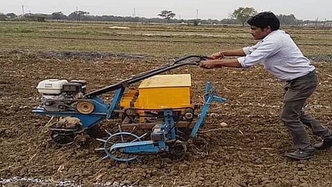 Automatic Sowing Machine : स्वयंचलित बहूपीक पेरणी यंत्राने करा पेरणी ...