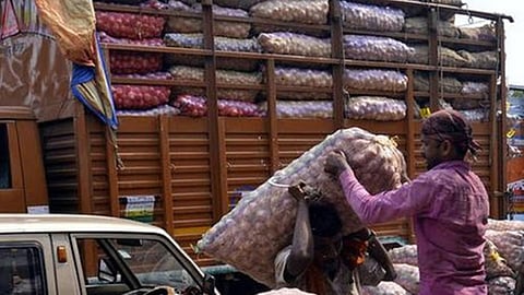 Circular of 'Panan' | ‘पणन’च्या परिपत्रकाची हमाल माथाडींकडून होळी ...