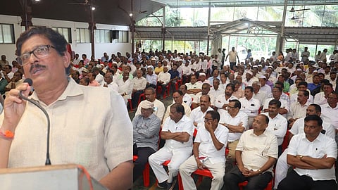 दि गडहिंग्लज अर्बन को-ऑप. बँकेच्या सभेत बोलताना जितेंद्र नाईक व  समोर उपस्थित सभासद.