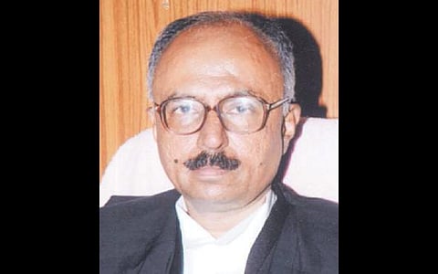 Uttarakhand High Court Chief Justice slips while offering prayers at Sangam in Devprayag, makes a narrow escape