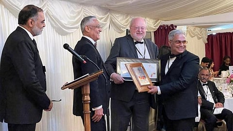 Sudhir Mishra receiving the Guardians of Sustainability Award 