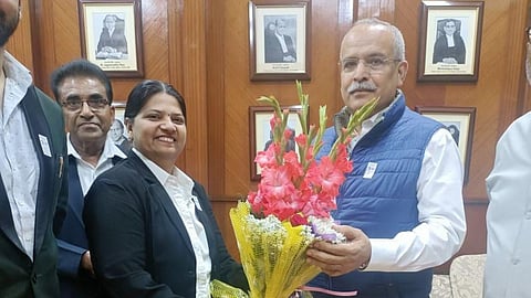 Soudamini Pethe being felicitated by Justice Satish Chandra Sharma, Chief Justice of Delhi High Court