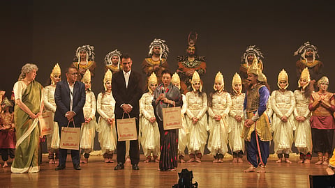 Gayatri Luthra, Harry Chawla and Rani Usha Raje Scindia on stage