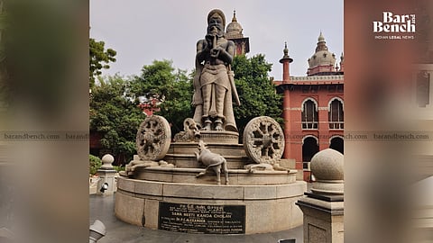 Cholan statue, Madras High Court