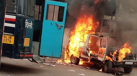 Police personnel and lawyers clash at Tis Hazari Court, lawyer shot – LIVE UPDATES