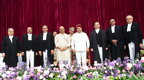 ಕರ್ನಾಟಕ ಹೈಕೋರ್ಟ್‌ನ ಐವರು ಹೆಚ್ಚುವರಿ ನ್ಯಾಯಮೂರ್ತಿಗಳಿಗೆ ರಾಜ್ಯಪಾಲರಿಂದ ಪ್ರಮಾಣ ವಚನ ಬೋಧನೆ