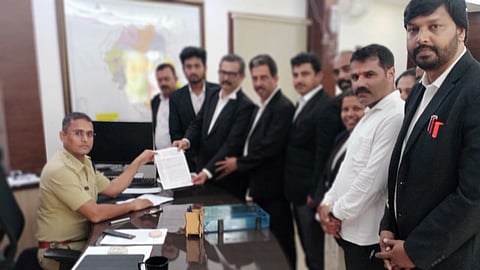 ವಕೀಲ ಕುಲದೀಪ್‌ ಮೇಲೆ ಪೊಲೀಸ್‌ ದೌರ್ಜನ್ಯ: ಕ್ರಮಕ್ಕೆ ಆಗ್ರಹಿಸಿ ಎಸ್‌ಪಿಗೆ ಮನವಿ ಸಲ್ಲಿಸಿದ ಮಂಗಳೂರು ವಕೀಲರ ಸಂಘ