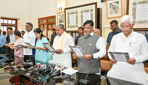 ಸಂವಿಧಾನ ಪ್ರಸ್ತಾವನೆ ಭಾಗವನ್ನು ಸಿಎಂ ಸಿದ್ದರಾಮಯ್ಯ ಬೋಧಿಸಿದರು. 