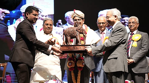 ಸಿಜೆಐ ಡಿ ವೈ ಚಂದ್ರಚೂಡ್‌ ಅವರನ್ನು ಸನ್ಮಾನಿಸಿದ ಹೈಕೋರ್ಟ್‌ ಸಿಜೆ ಎನ್‌ ವಿ ಅಂಜಾರಿಯಾ.