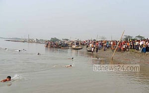 মংলা-ঘষিয়াখালী চ্যানেলে সাঁতার প্রতিযোগিতা অনুষ্ঠিত