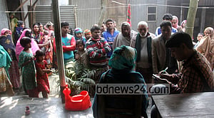 বিয়ের দাবিতে ছেলের বাড়িতে ১১ দিন