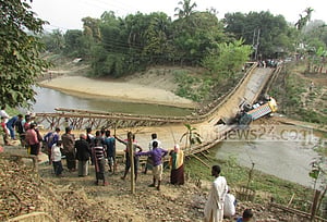 রোয়াংছড়ি-বান্দরবান সড়ক যোগাযোগ বিচ্ছিন্ন