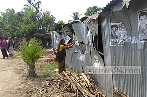 নাটোরে নির্বাচনী সহিংসতায় বাড়িঘর ভাঙচুর