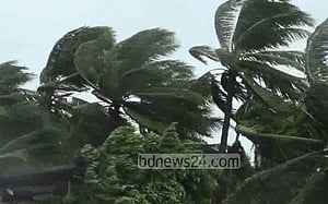 নৌকা ডুবে ৩ যাত্রী নিখোঁজ