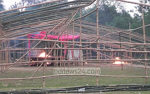 জুয়ার অভিযোগে প্যান্ডেলে অগ্নিসংযোগ