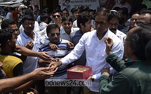 নিজামীর ফাঁসি বহালে রাজশাহীতে মিষ্টি বিতরণ